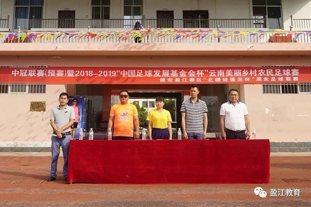 一对退休夫妻回乡养老，却因村民干扰而悔恨不已